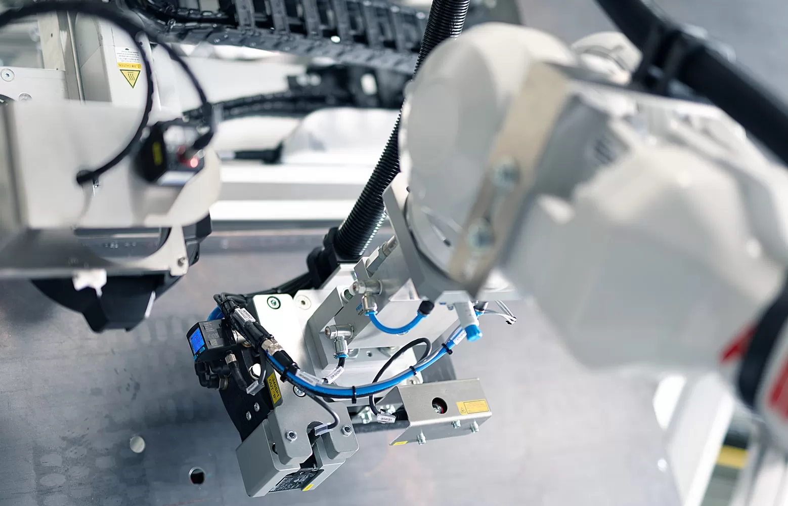 Progettazione e realizzazione di linee di assemblaggio automatizzate e robotizzate per industria assemblaggio componenti