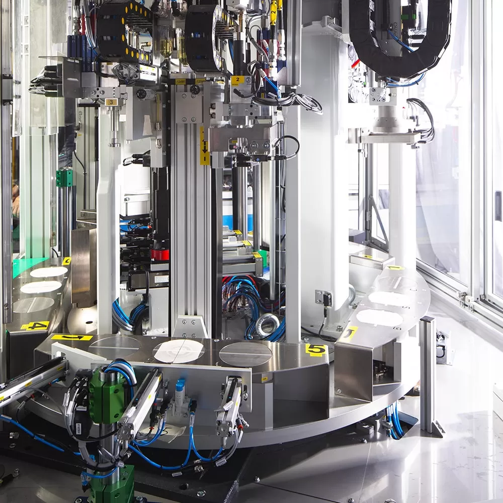 Isole di assemblaggio per l'automazione industriale. Progettazione, realizzazione e installazione sistemi automatici e robotizzati per le catene di montaggio